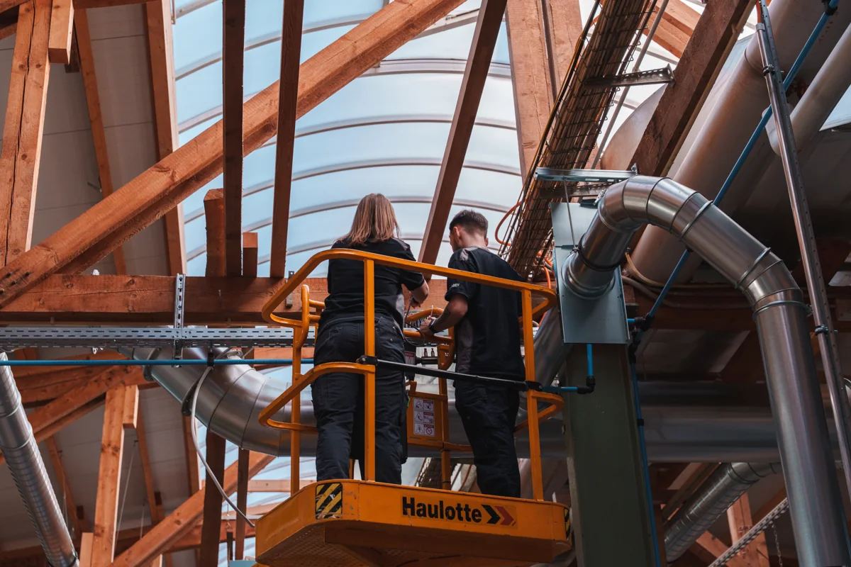 Arbeiten an der Gebäudetechnik mit einer Hebebühne