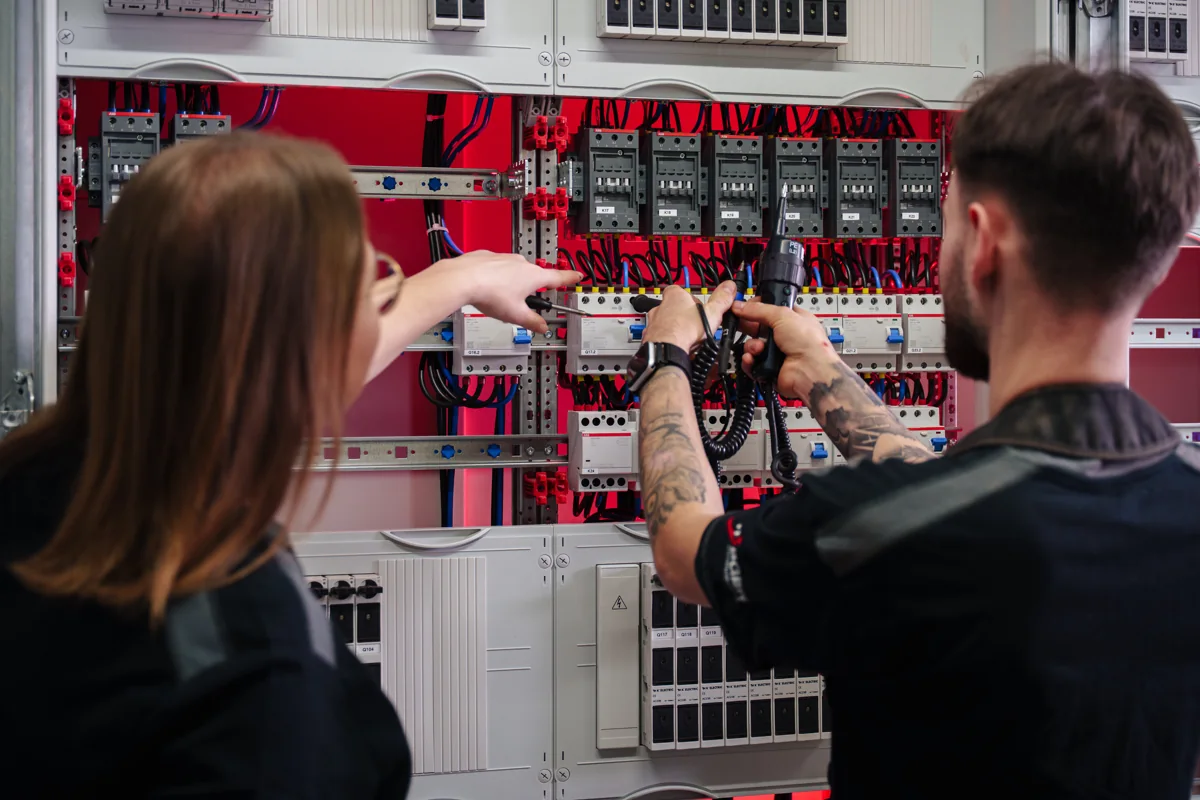 Hebgen-Mitarbeiter bei der Elektroinstallation