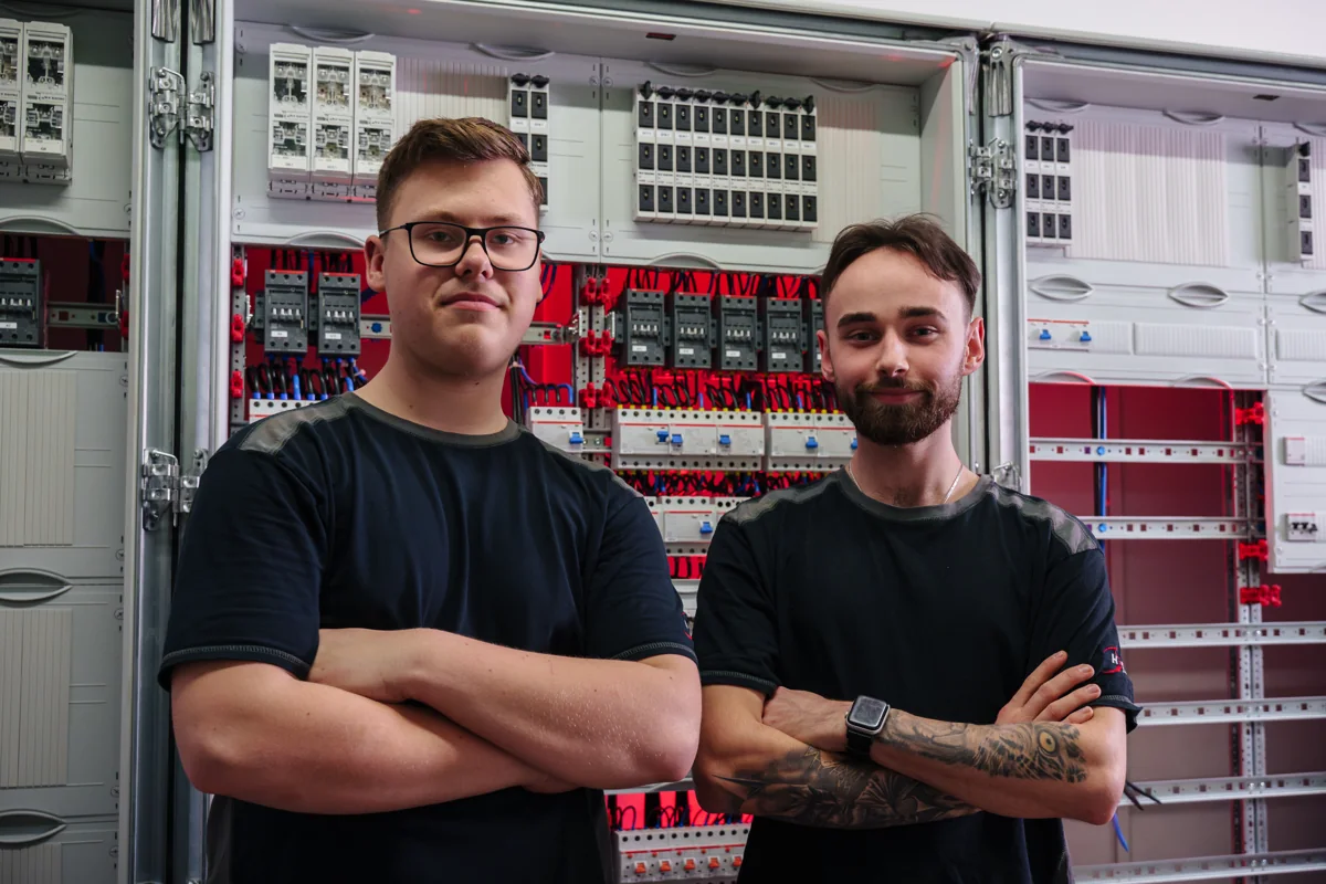 Mitarbeiter von Hebgen Elektrotechnik an einer elektrischen Verteilung